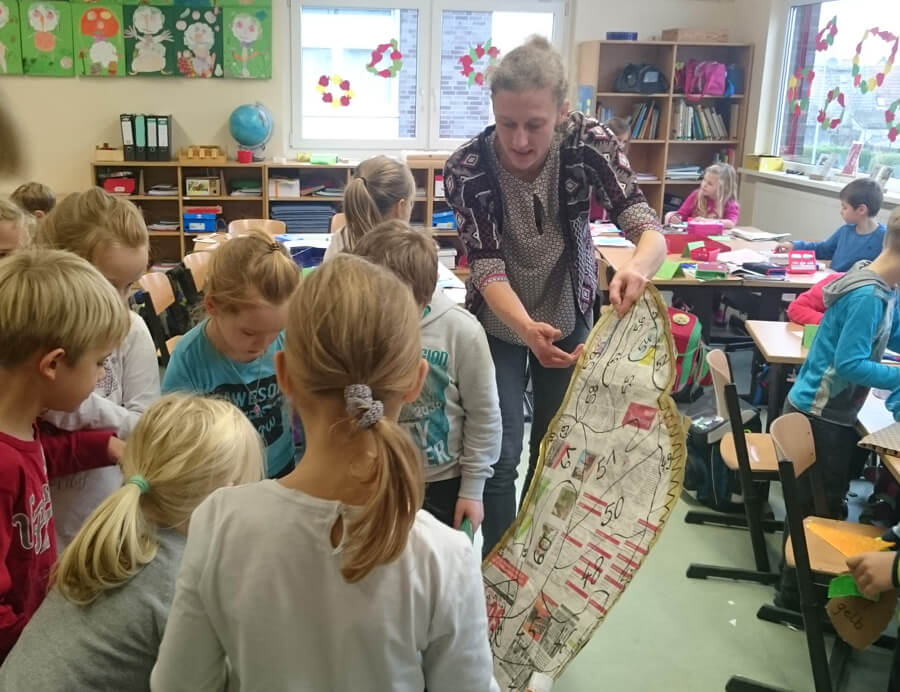 Ulrike Stolte Workshop Brandenburg Fuerstenwalde Grundschule Frottage Chamaeleon November 2017